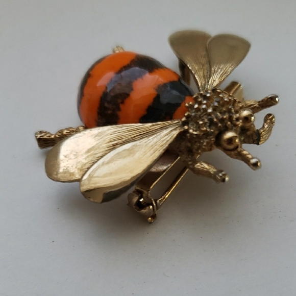 Vintage Bumble Bee Brooch Gold Tone Ceramic Orange Black Enamel 1 1/2 x 1 1/4".  - Picture 5 of 13